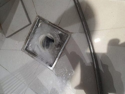 당산동 하수구막힘 배수 조치 후 물 흐름과 주변 상태를 확인하는 모습
